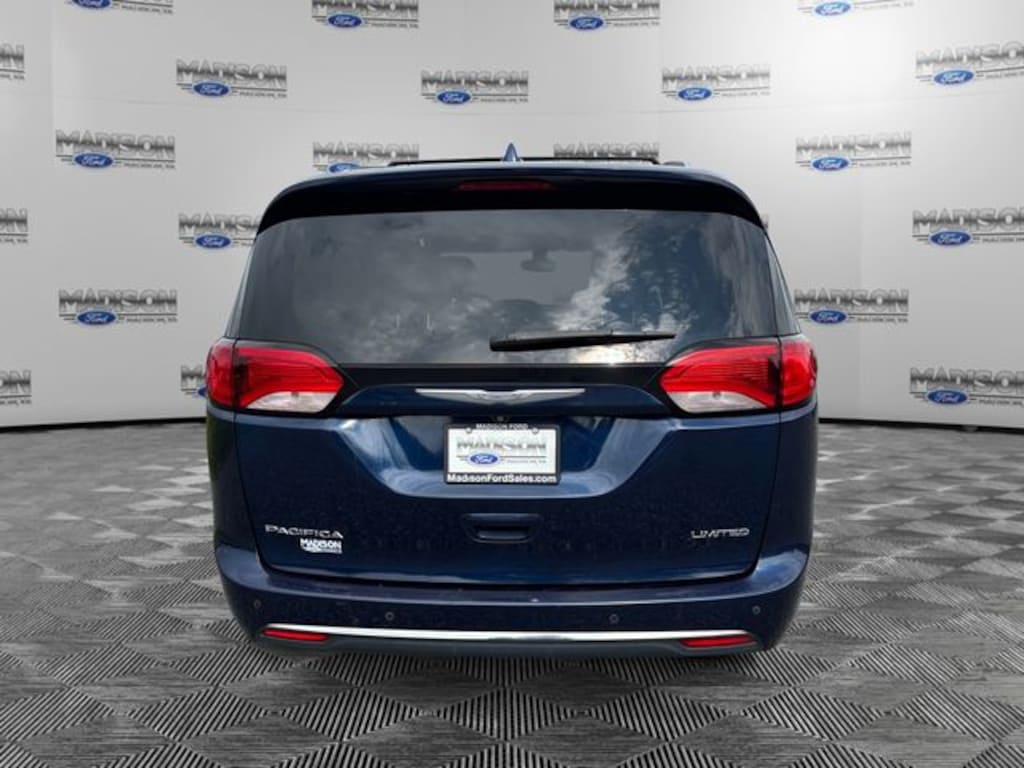 Used 2017 Chrysler Pacifica Limited Minivan/Van
