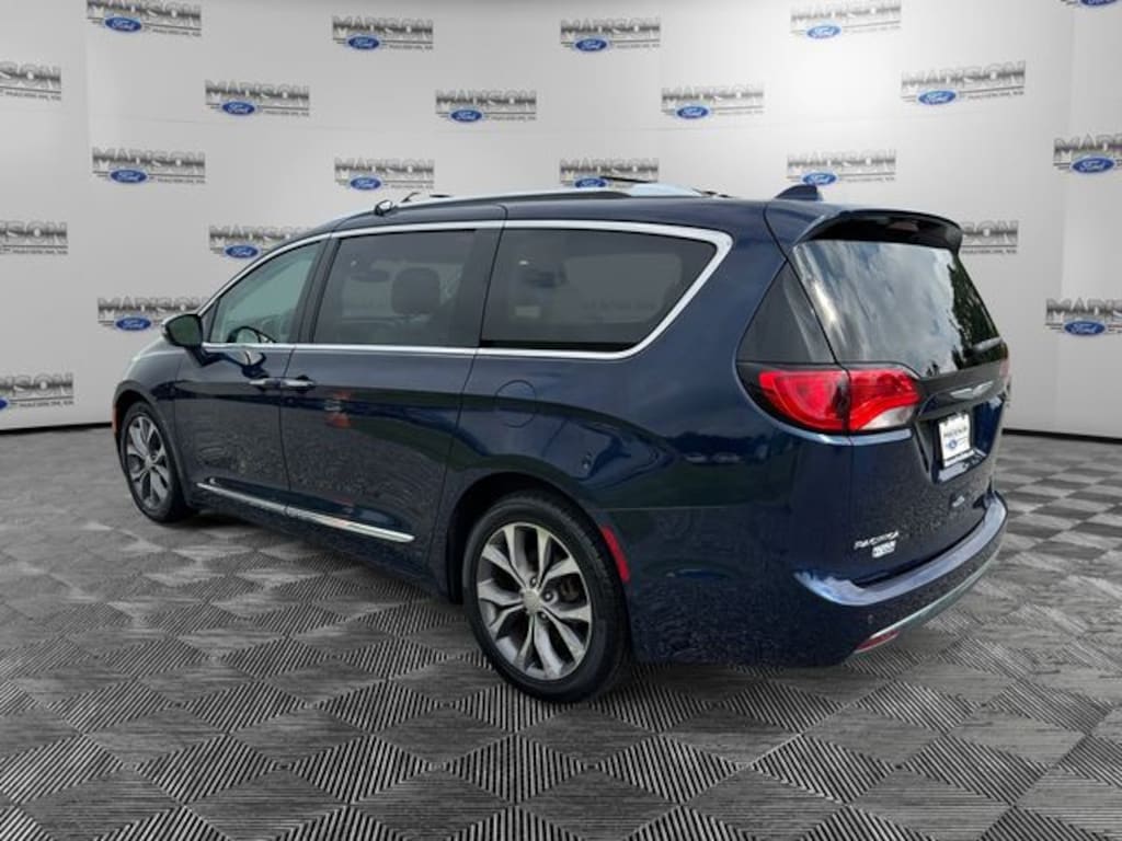 Used 2017 Chrysler Pacifica Limited Minivan/Van
