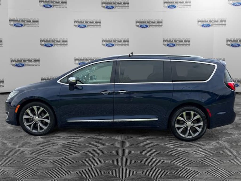 Used 2017 Chrysler Pacifica Limited Minivan/Van