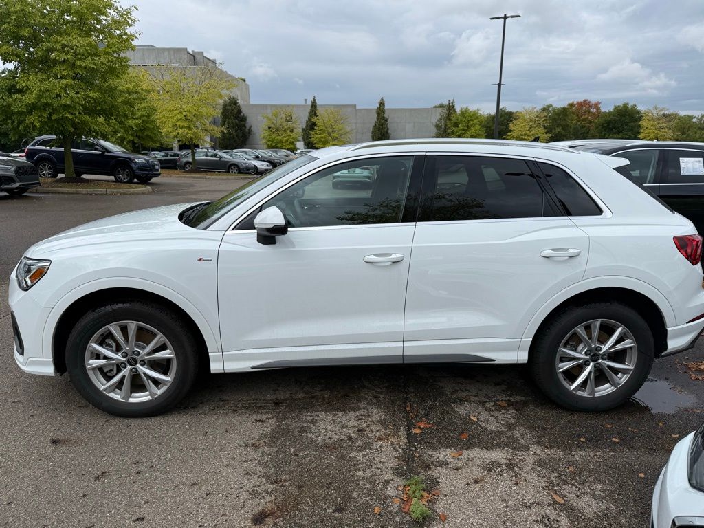 2025 Audi Q3 S line Premium photo 2