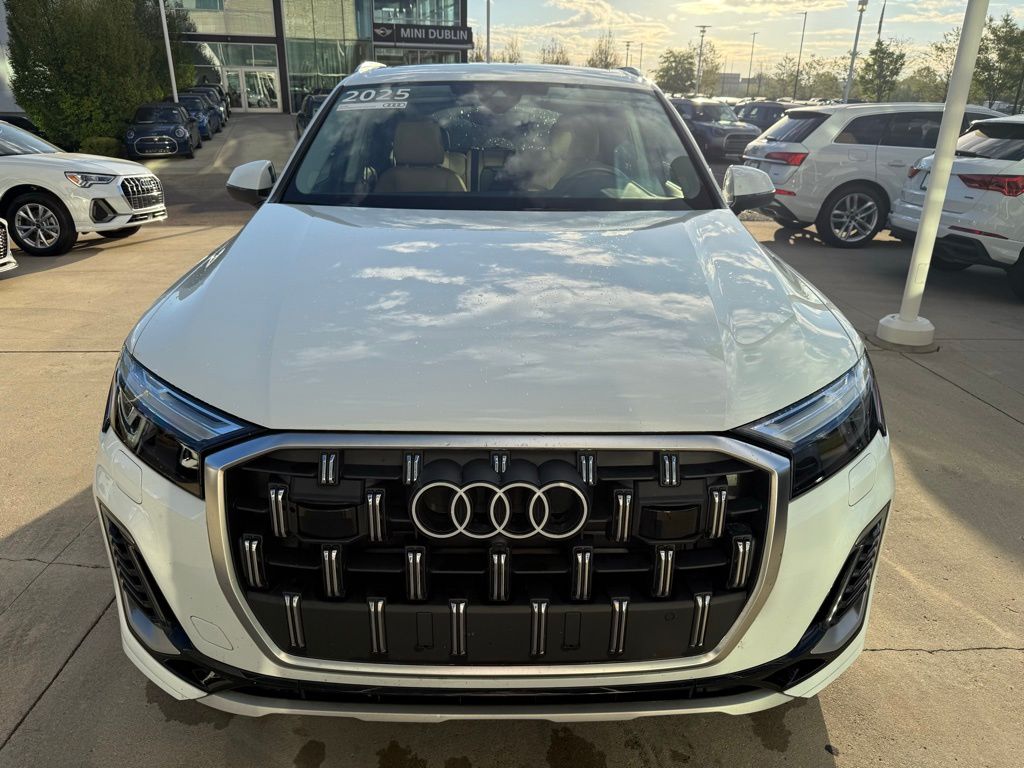 2025 Audi Q7 55 Premium Plus photo 2