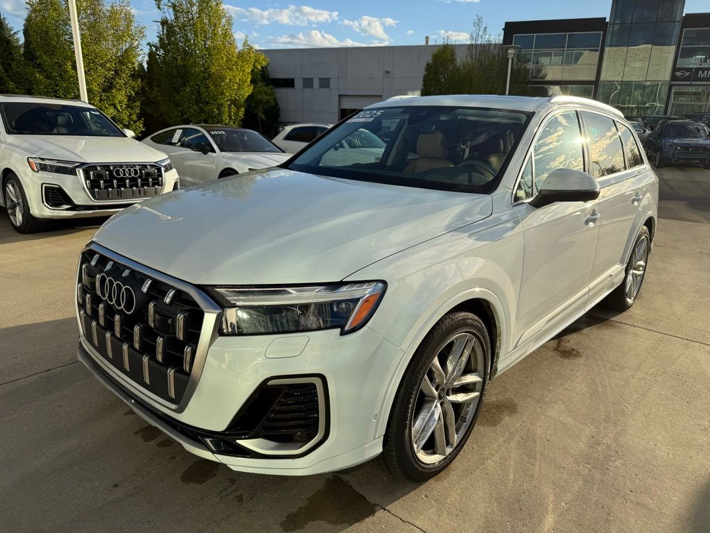 2025 Audi Q7 55 Premium Plus photo 3