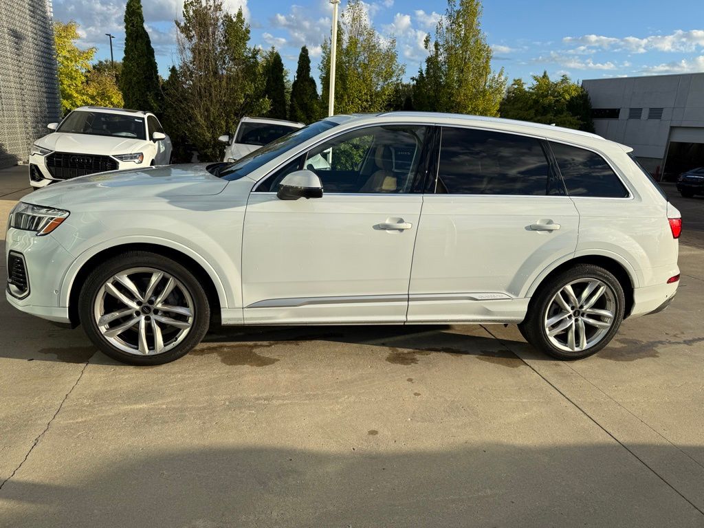 2025 Audi Q7 55 Premium Plus photo 4