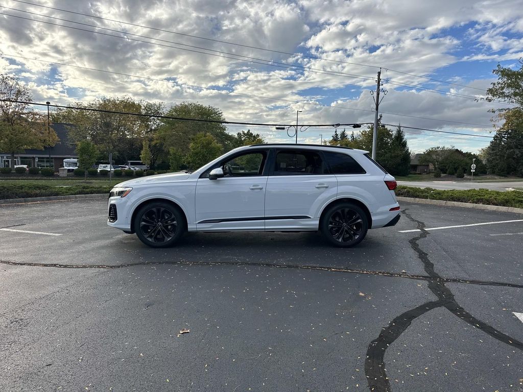 2025 Audi Q7 55 Premium Plus photo 3