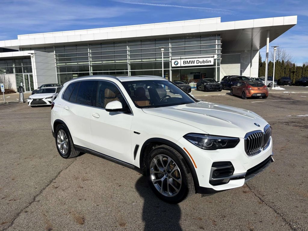 2023 BMW X5 45e's photo