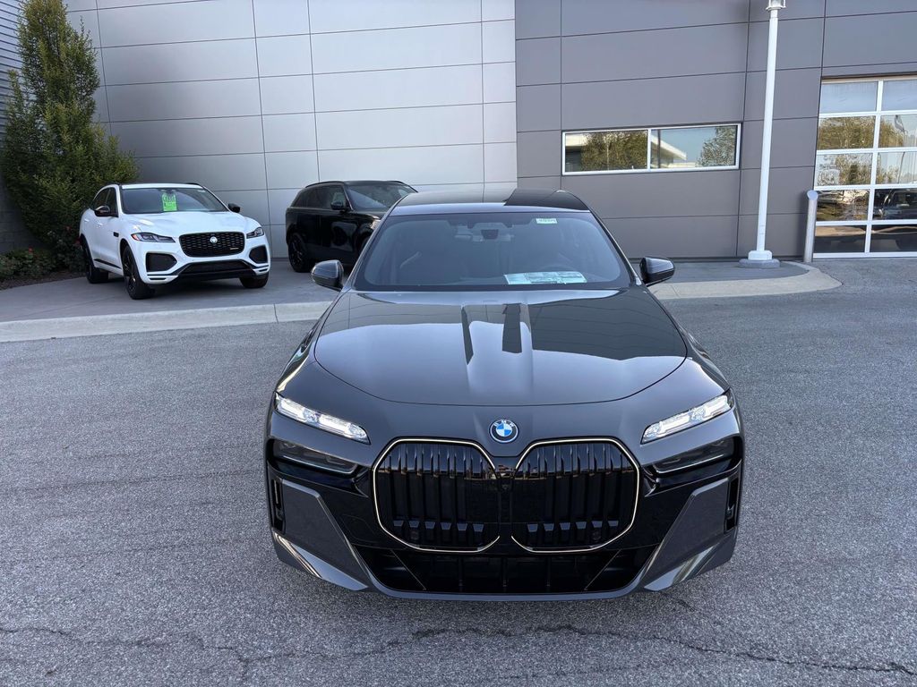 2026 Bmw 750e photo 2