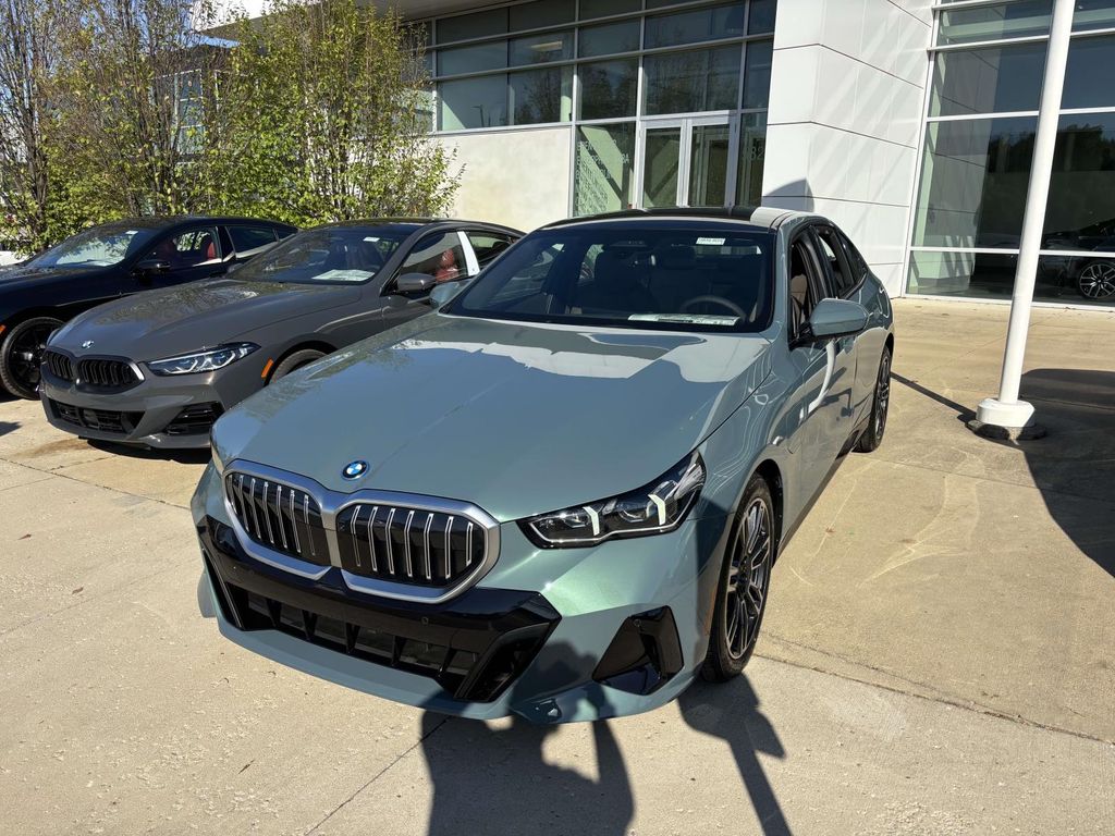 2026 Bmw 550e xDrive photo 2