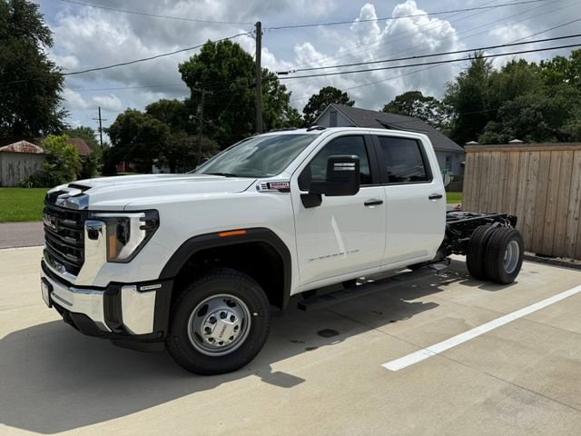 2026 GMC Sierra 4WD Crew Cab Chassis Pro's photo