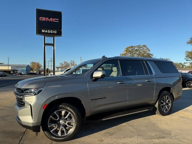 2023 Chevrolet Suburban LT's photo