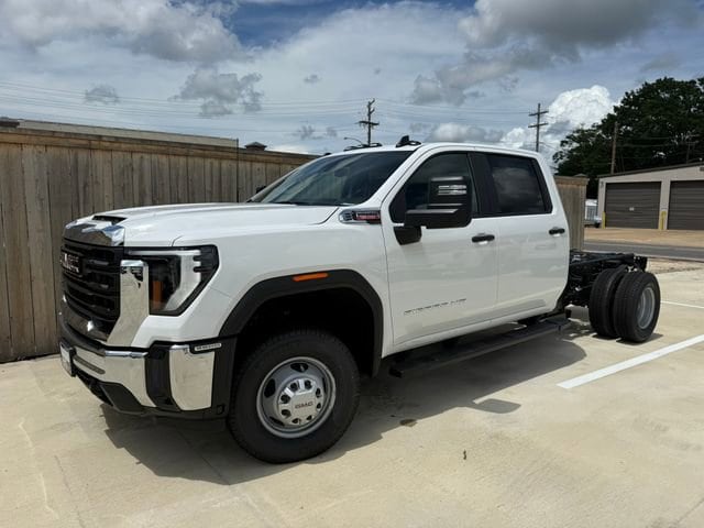 2026 GMC Sierra 4WD Crew Cab Chassis Pro's photo