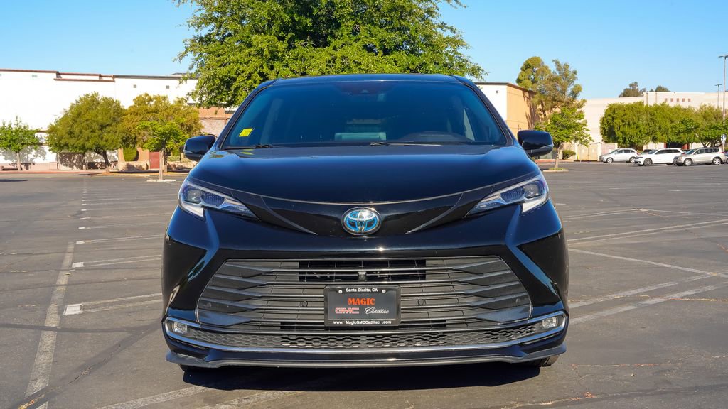 2022 Toyota Sienna Platinum photo 2