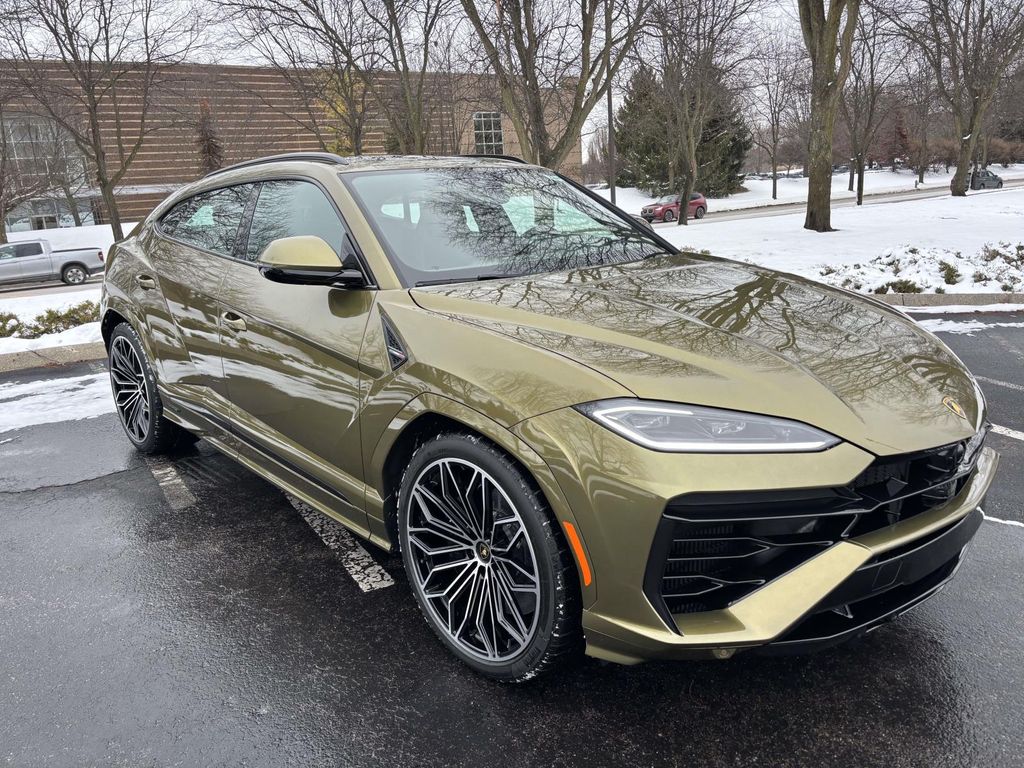 2025 Lamborghini Urus SE's photo