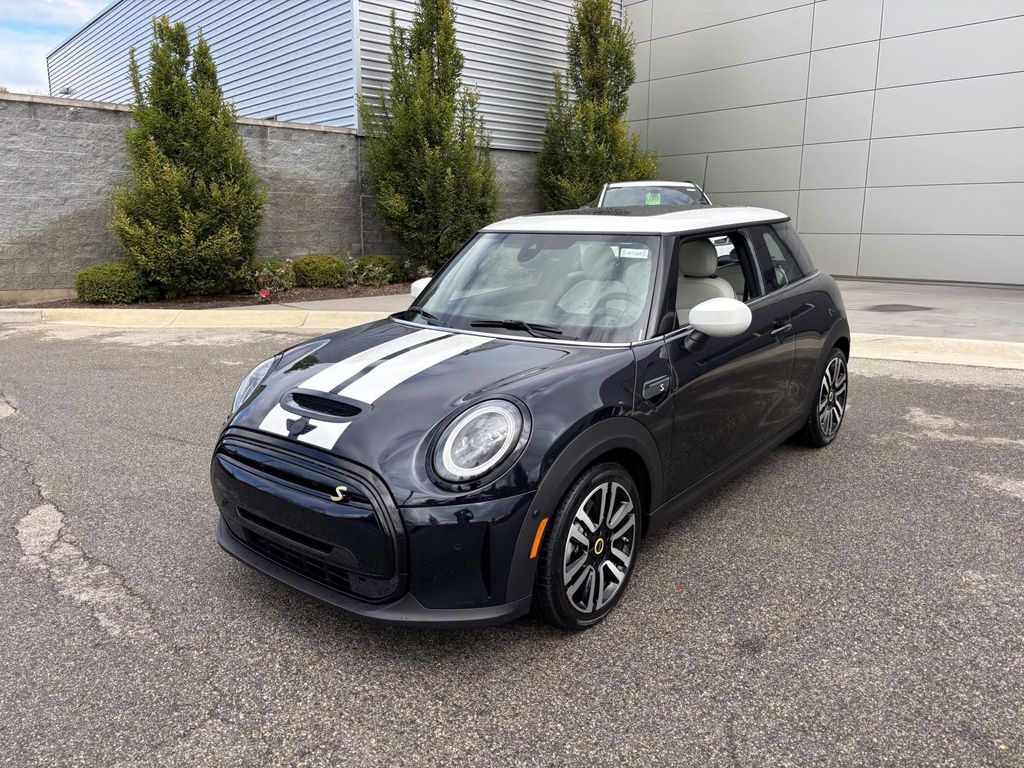 2022 Mini Cooper SE Iconic photo 3