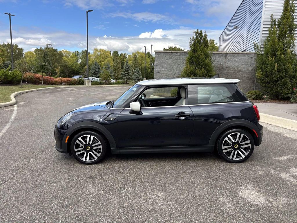 2022 Mini Cooper SE Iconic photo 4