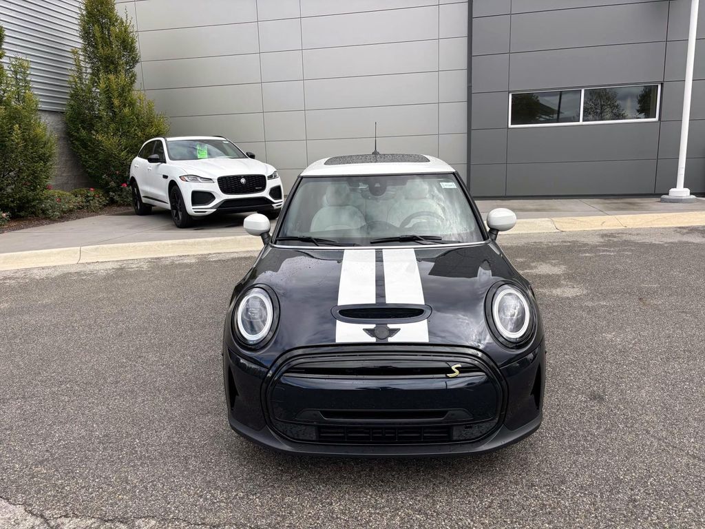 2022 Mini Cooper SE Iconic photo 2