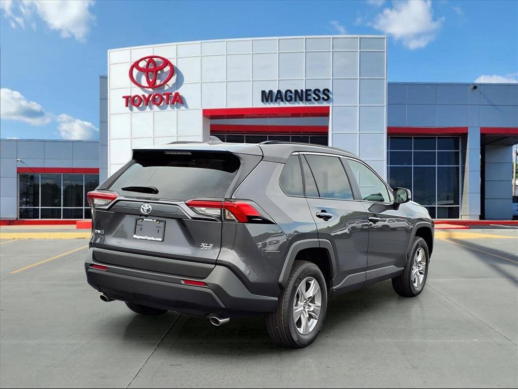 2025 Toyota RAV4 XLE photo 4