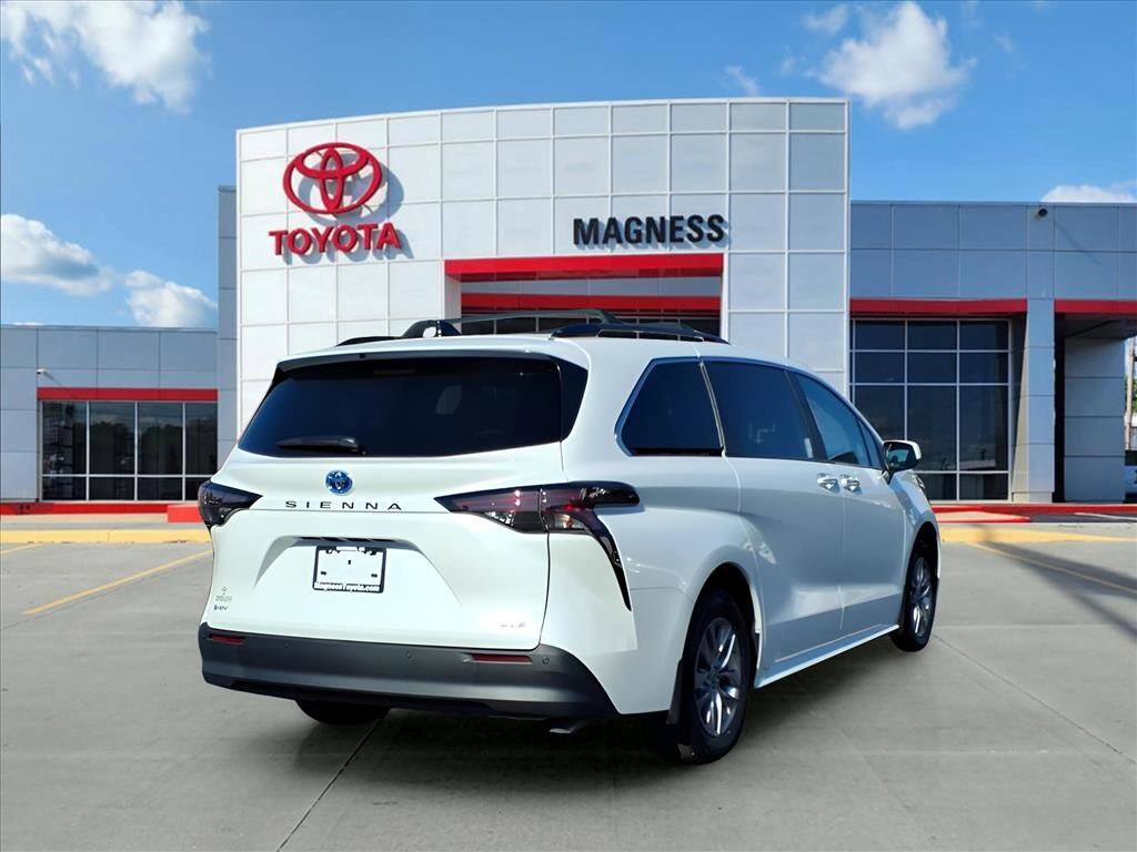 2025 Toyota Sienna XLE photo 4