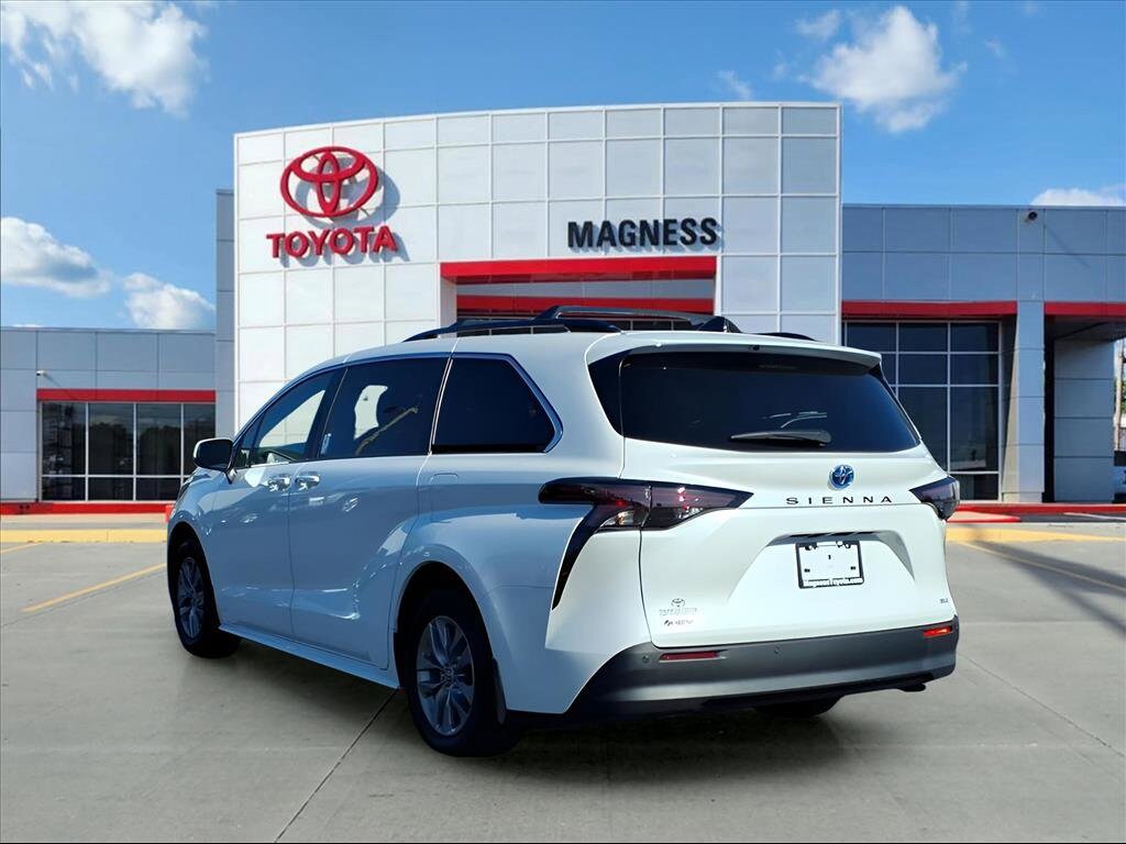 2025 Toyota Sienna XLE photo 3