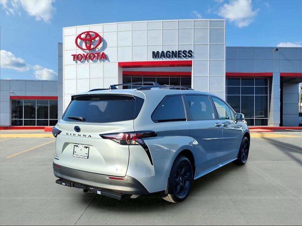 2025 Toyota Sienna Woodland Edition photo 3