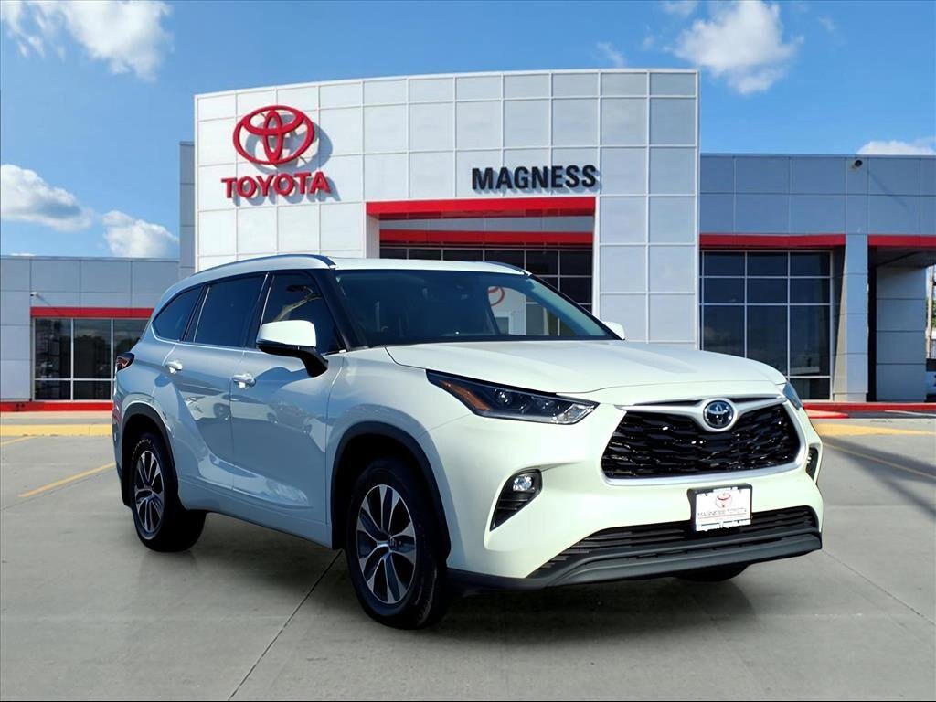 2021 Toyota Highlander XLE photo 2
