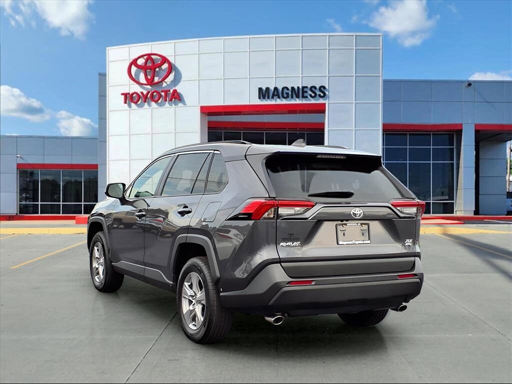 2025 Toyota RAV4 XLE photo 3