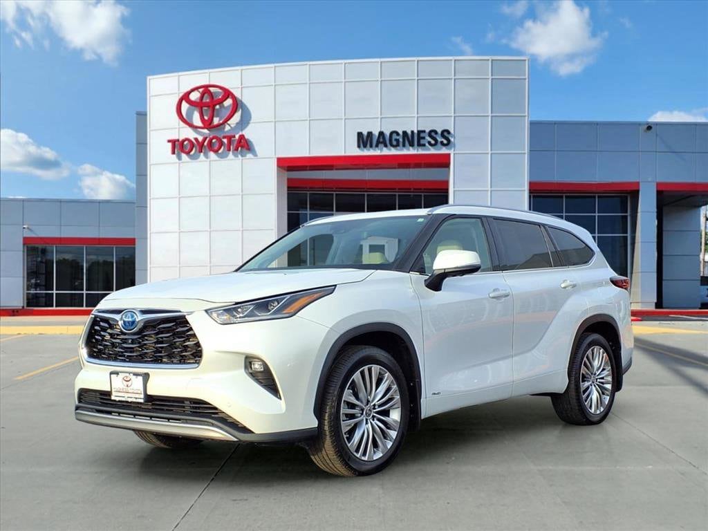 2023 Toyota Highlander Platinum's photo