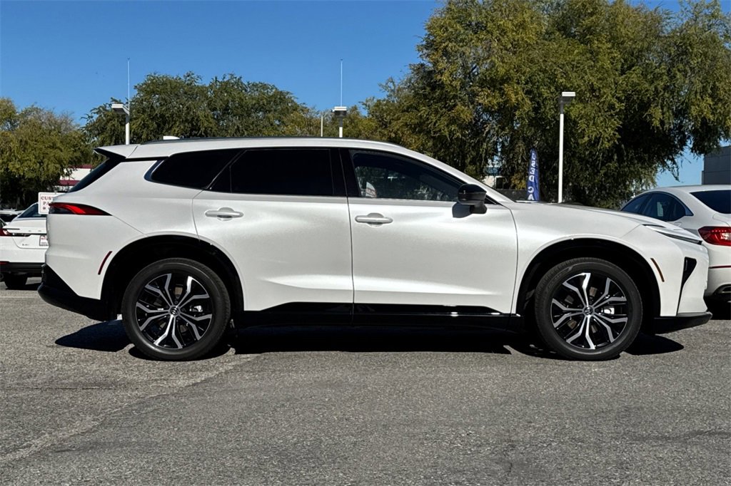 2025 Toyota Crown Signia XLE photo 2