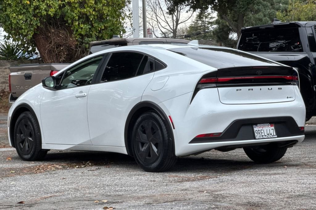 2025 Toyota Prius LE photo 4