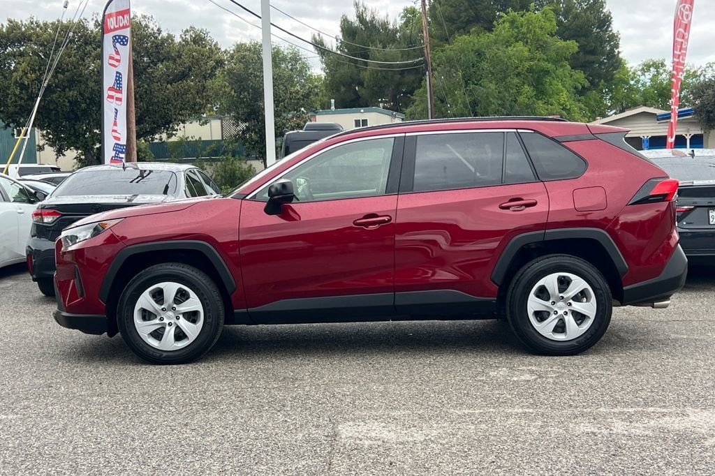 2021 Toyota RAV4 LE photo 5