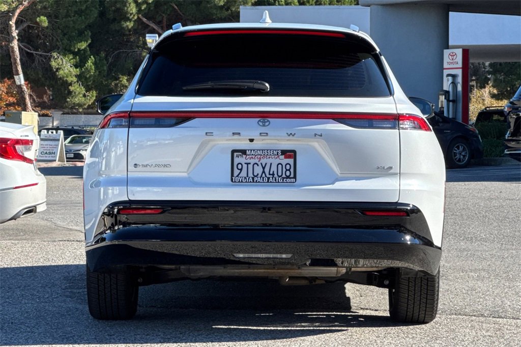 2025 Toyota Crown Signia XLE photo 4