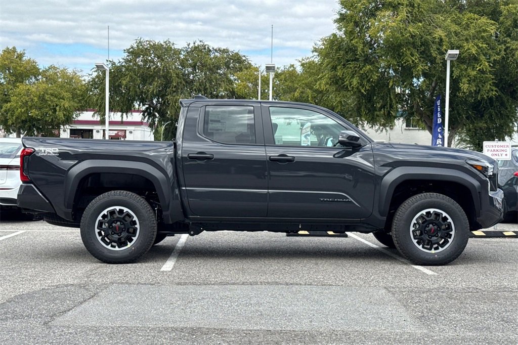 2025 Toyota Tacoma TRD Off-Road photo 4