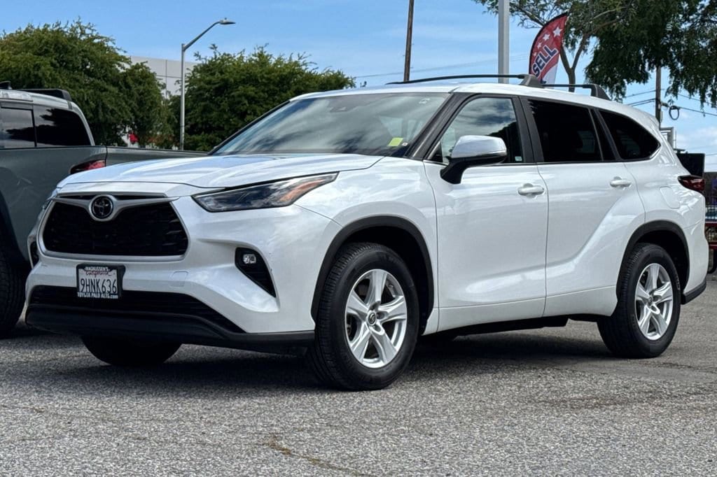 2023 Toyota Highlander LE photo 6