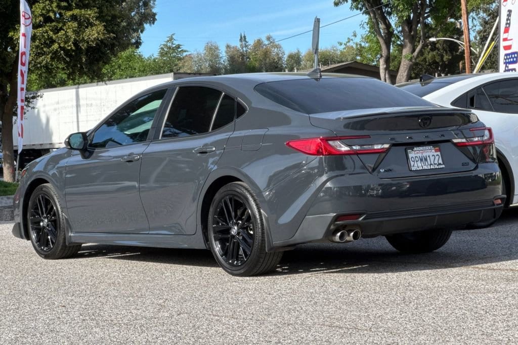 2025 Toyota Camry SE photo 4