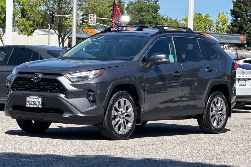 2023 Toyota RAV4 XLE Premium photo 6