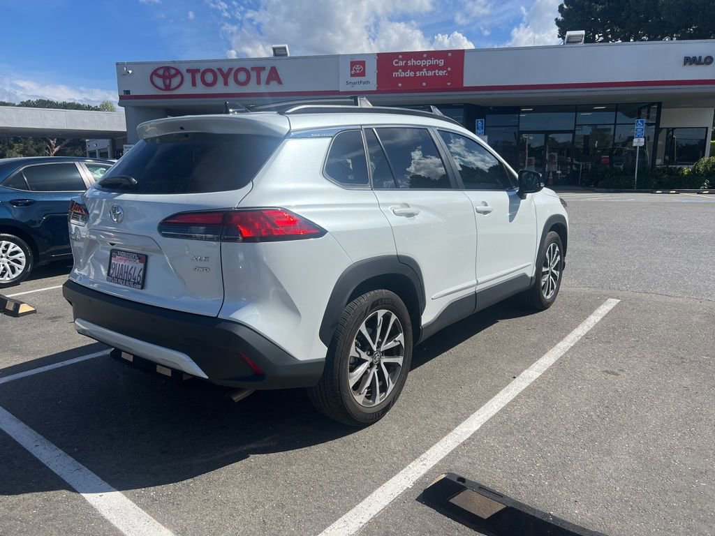 2025 Toyota Corolla Cross XLE photo 2