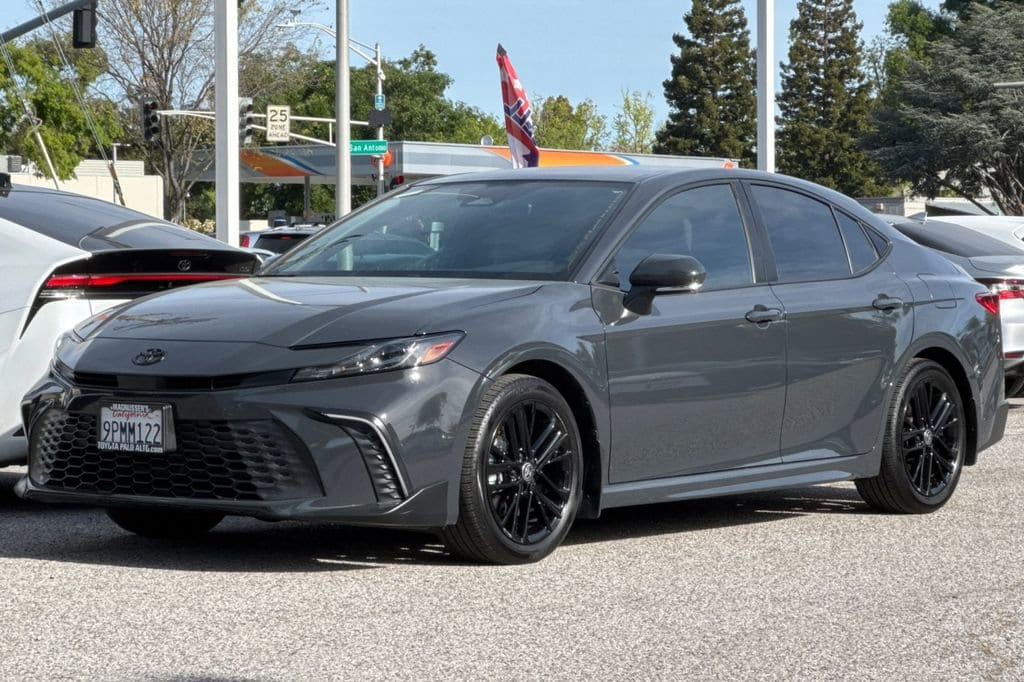 2025 Toyota Camry SE photo 6