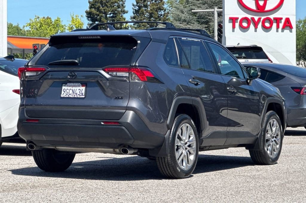 2023 Toyota RAV4 XLE Premium photo 2