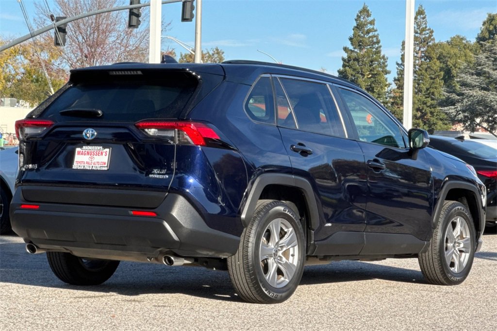 2022 Toyota RAV4 Hybrid XLE photo 3