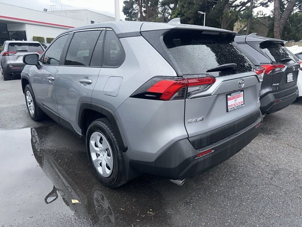2025 Toyota RAV4 LE photo 4