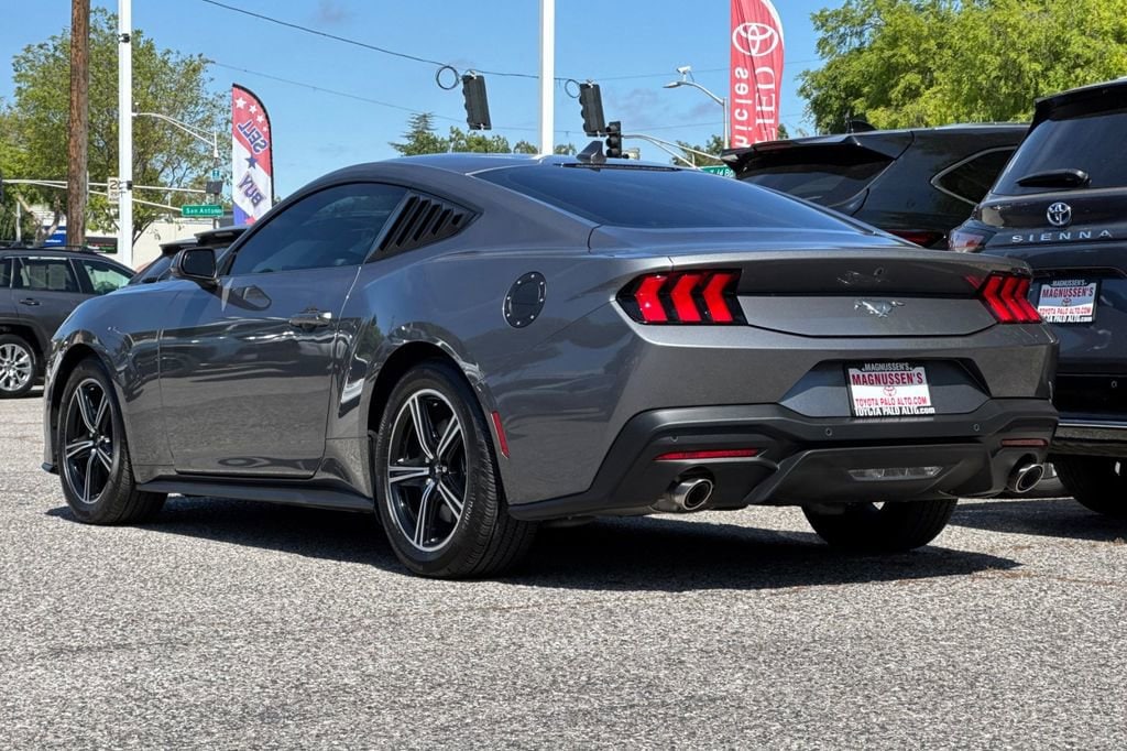 2025 Ford Mustang EcoBoost photo 4