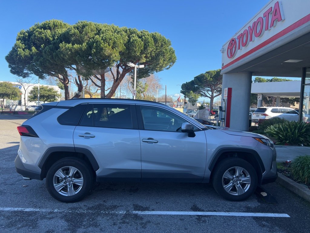 2024 Toyota RAV4 XLE's photo