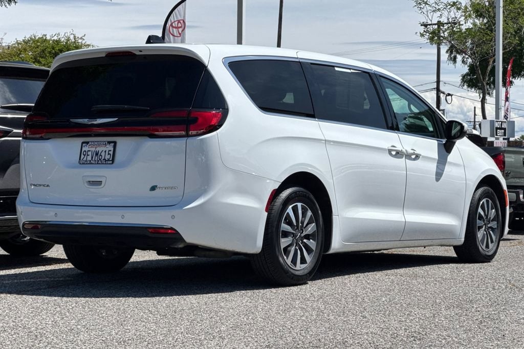 2023 Chrysler Pacifica Hybrid Touring L photo 2