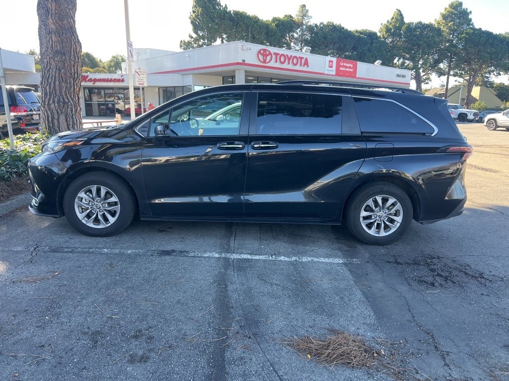 2024 Toyota Sienna XLE's photo