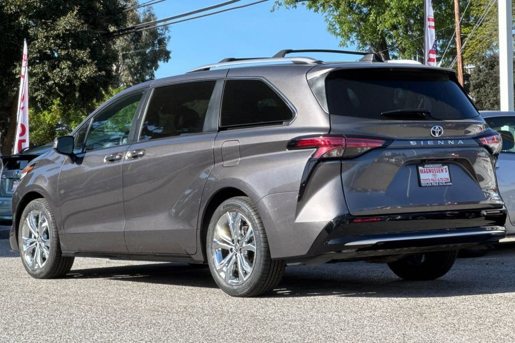 2023 Toyota Sienna Platinum photo 4