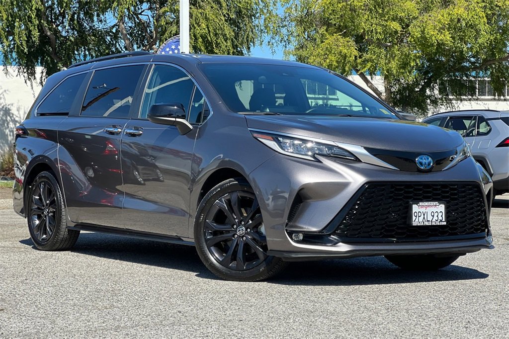 2022 Toyota Sienna XSE photo 2