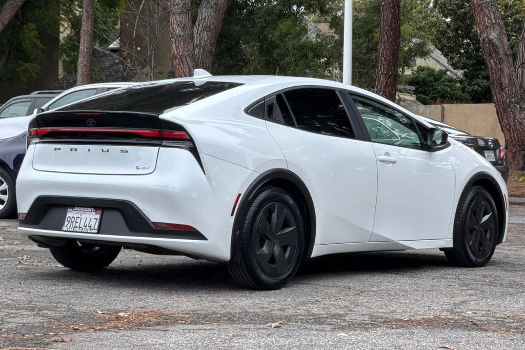 2025 Toyota Prius LE photo 2