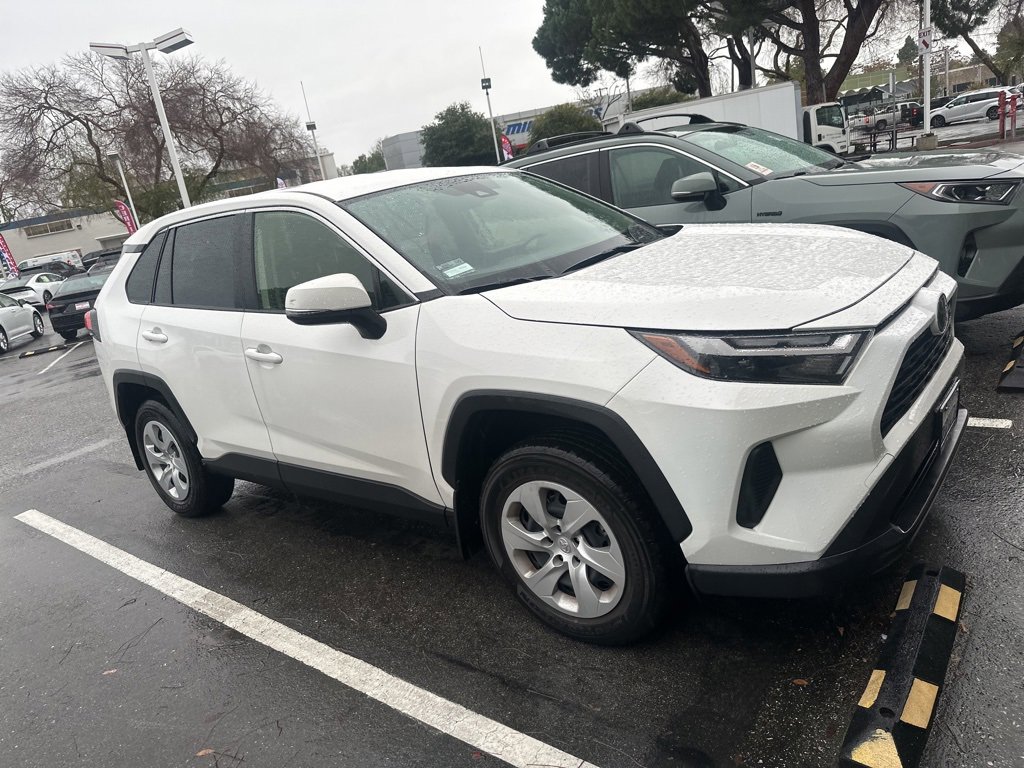 2023 Toyota RAV4 LE's photo
