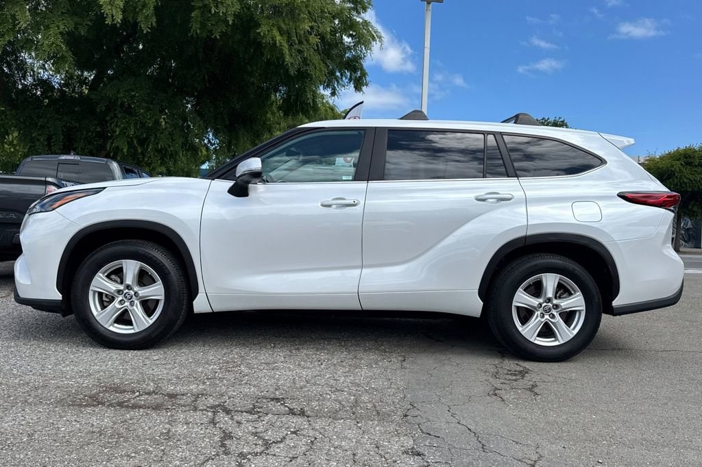 2023 Toyota Highlander LE photo 5