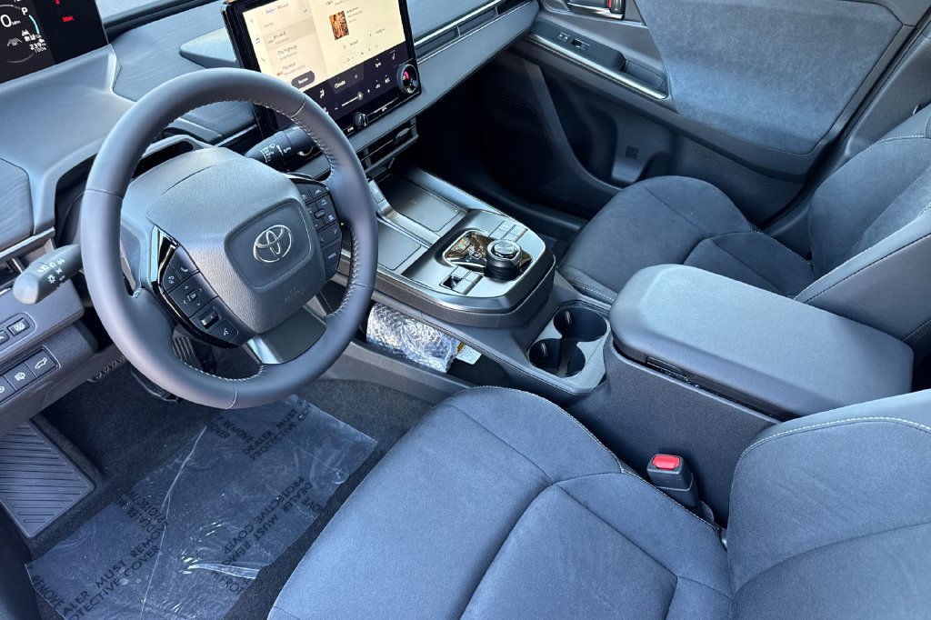 2026 Toyota C-HR XSE - Photo 7