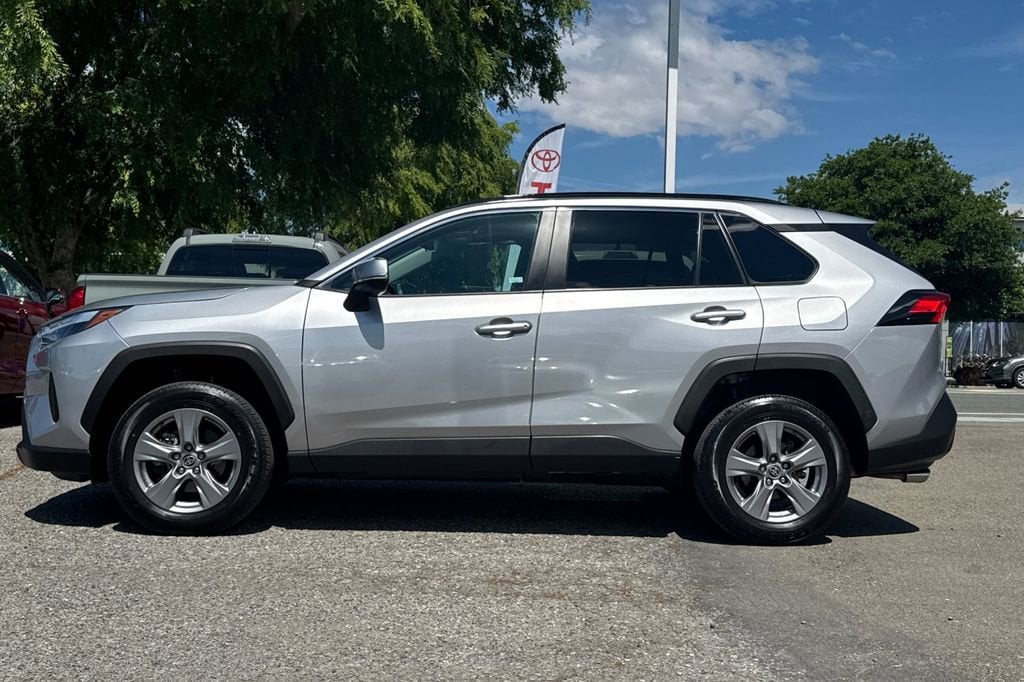 2022 Toyota RAV4 XLE photo 5